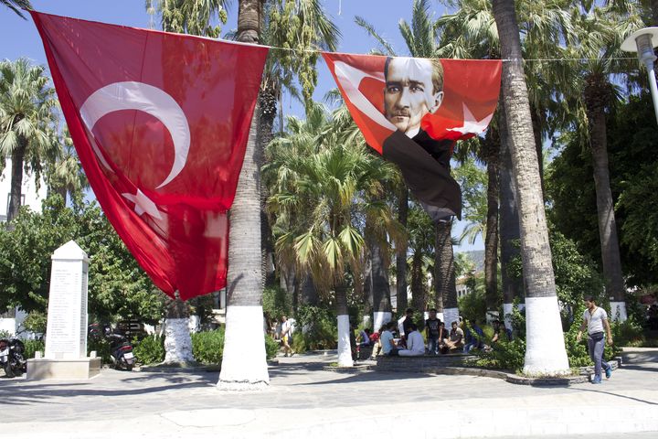 Des migrants se reposent &agrave; l'ombre dans un jardin public de Bodrum (Turquie), le 21 ao&ucirc;t 2015. (BENOIT ZAGDOUN / FRANCETV INFO)