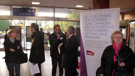 Des agents SNCF informent des voyageurs sur les nouveaux horaires en vigueur &agrave; compter du 11 d&eacute;cembre, &agrave; la gare de Compi&egrave;gne (Oise), le 14 octobre 2011. (MEDHI PFEIFFER / LE PARISIEN / MAXPPP)