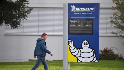 Un employé arrive sur le site de Michelin à La Roche-sur-Yon (Vendée), le 10 octobre 2019. (LOIC VENANCE / AFP)