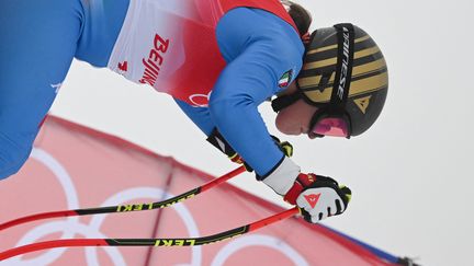 Sofia Goggia, dans le portillon de départ de la descente à l'occasion du dernier entraînement avant la course olympique qui s'élancera dans la nuit du lundi au mardi 15 février (départ à 4h00). (FABRICE COFFRINI / AFP)