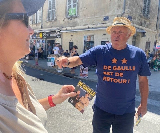 Marc Larebière à la conquête des spectateurs dans les rues d'Avignon (Ariane Combes)