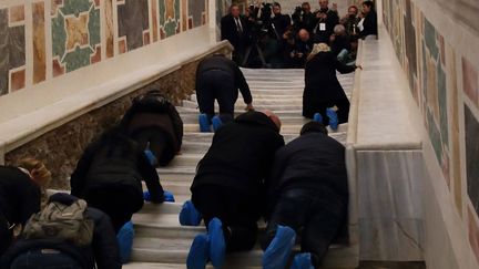 Des pèlerins montent à genoux l'"escalier saint" à Rome
 (Grzegorz Galazka/SIPA)