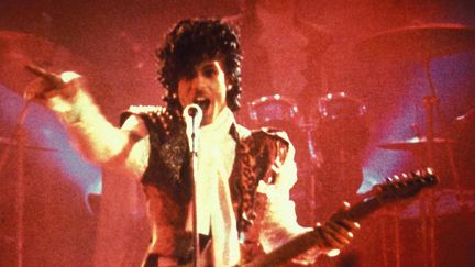 Princeinterprète un rôle de jeune prodige de la musique dans le film "Purple Rain" d'Albert Magnoli sorti en 1984 aux Etats-Unis. C'est aussi lui qui réalise la bande-originale&nbsp;reprise dans l'album éponyme et la tournée Purple Rain Tour.&nbsp;Il rencontre alors un succès mondial. (? WARNER BROS)