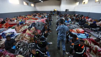 Des migrants africains dans le centre de détention de Tariq al-Matar, le 11 décembre 2017, dans les environs de Tripoli, la capitale libyenne.&nbsp; (MAHMUD TURKIA / AFP)