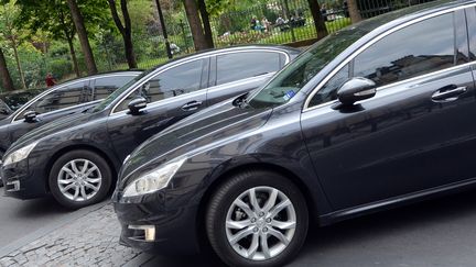 Des voitures de tourisme avec chauffeur, &agrave; Paris, le 24 avril 2014. (PIERRE ANDRIEU / AFP)