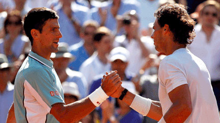 Novak Djokovic (à g.) et Rafael Nadal (à d.) se félicitent