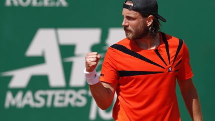 Lucas Pouille, poing serré, après sa victoire au 1er tour du Masters 1000 de Monte Carlo, le 13 avril 2021. (SEBASTIEN NOGIER / EPA)