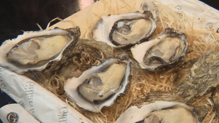 Comment réduire sa facture pour les repas de fêtes ? Les reporters du 20 Heures sont partis au marché de Rungis (Val-de-Marne), en quête de produits festifs abordables. (France 2)