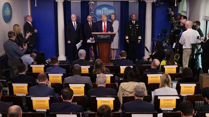 Donald Trump répond à la presse avec les membres de la "task force" coronavirus, le 19 mars 2020. (CHIP SOMODEVILLA / GETTY IMAGES NORTH AMERICA / AFP)