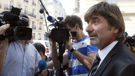 Michel Neyret, ex-num&eacute;ro 2 de la PJ de Lyon, le 4 septembre 2012 &agrave; Paris, &agrave; son arriv&eacute;e devant le conseil de discipline de la police. (PATRICK KOVARIK / AFP)