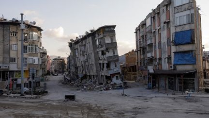 Des immeubles très endommagés dans la ville d'Antakya, dans la province de Defne, en Turquie, le 19 février 2023. (KONSTANTINOS TSAKALIDIS / SOOC / AFP)