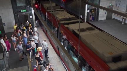 Face à la flambée de l'épidémie de Covid-19, le masque sera obligatoire dans les transports en commun de Nice, dans les Alpes-Maritimes, à partir du lundi 11 juillet.&nbsp;Si le gouvernement ne veut pas imposer cette contrainte, certains maires prennent leurs responsabilités,&nbsp;convaincus&nbsp;que la seule incitation ne marche pas. (FRANCE 2)