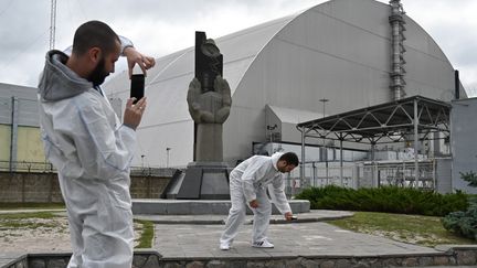 Des touristes visitent la centrale de Tchernobyl (Ukraine), le 15 août 2019.
 (GENYA SAVILOV / AFP)