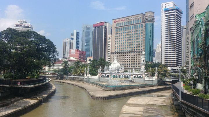 Kuala Lumpur&nbsp;signifie "confluent vaseux". La ville est en effet située au point de rencontre des rivières Klang et Gombak.&nbsp; (EMMANUEL LANGLOIS / FRANCEINFO)