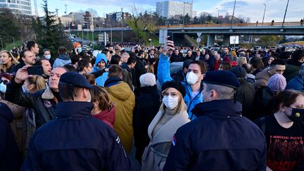 27 novembre 2021. Des policiers serbes tentent de stopper des manifestants à Belgrade&nbsp;et dans plusieurs villes de Serbie qui bloquent la circulation. Ces manifestants protestent contre le projet anglo-australien d'implantation du géant minier, Rio Tinto,&nbsp;qui veut extraire du lithium notamment près de Loznica, où la compagnie a commencé à acheter des terres.&nbsp; (ANDREJ ISAKOVIC / AFP)