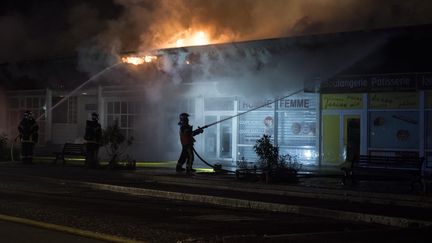 Des pompiers éteignent un incendie dans le quartier&nbsp;Dervallières à Nantes (Loire-Atlantique), le 4 juillet 2018. (SEBASTIEN SALOM GOMIS / AFP)