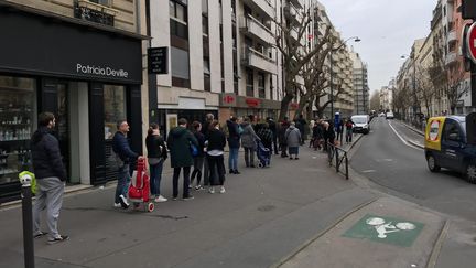 Une file d'attente pour pouvoir rentrer dans un supermarché du 14e arrondissement de Paris, le 16 mars 2020. (LEO TESCHER / RADIO FRANCE)