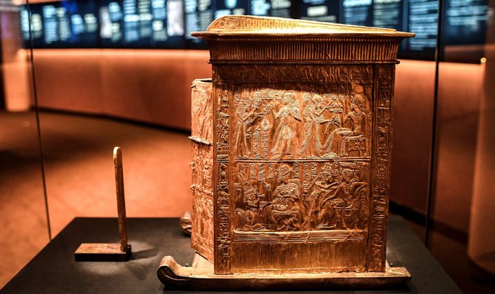 Naos en bois doré exposé à la Grande Halle de la Villette, orné de scènes de la vie du pharaon et de la reine
 (Stéphane de Sakutin / AFP)
