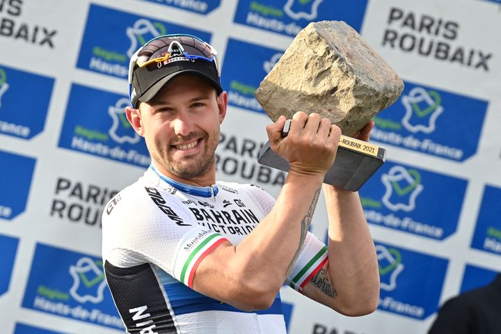 Sonny Colbrelli célèbre sa victoire, pour la 118e édition de Paris-Roubaix. (DAVID STOCKMAN / BELGA MAG)