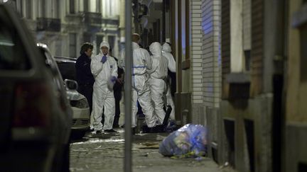 La police scientifique de Bruxelles (Belgique) devant la mosqu&eacute;e d&eacute;vast&eacute;e par un attentat, lundi 12 mars 2012. (CHRISTOPHE LEGASSE / BELGA / AFP)