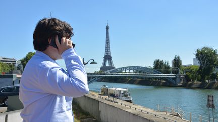 Un homme en pleine conversation au téléphone à Paris. (JEAN-CHRISTOPHE BOURDILLAT / RADIO FRANCE)