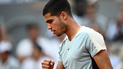 Carlos Alcaraz lors de son premier tour à Roland-Garros, le 22 mai 2022. (ANNE-CHRISTINE POUJOULAT / AFP)