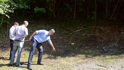 Un homme indique, vendredi 7 septembre 2012, le lieu o&ugrave; les quatre victimes&nbsp;de la tuerie de Chevaline (Haute-Savoie) ont &eacute;t&eacute; d&eacute;couvertes. (PHILIPPE DESMAZES / AFP)