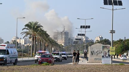 De la fumée s'échappe des bâtiments, après une frappe aérienne israélienne à Tyr (Liban), le 7 novembre 2024. (HOUSSAM SHBARO / ANADOLU / AFP)