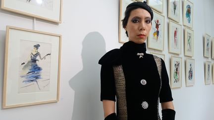 Le mannequin Lulu habillée d'une création des frères Guévork &amp; Vartan Tarloyan, à la galerie Flora Jansem à Paris, en janvier 2015
 (Corinne Jeammet)