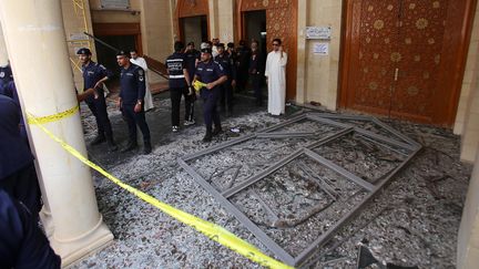 La mosqu&eacute;e chitte Al-Imam al-Sadeq, apr&egrave;s l'attaque suicide revendiqu&eacute;e par l'organisation Etat islamique, &agrave; Kuweit City, le 26 juin 2015. (YASSER AL-ZAYYAT / AFP)