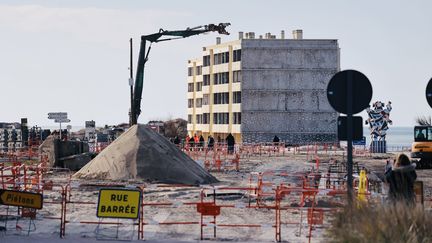 La démolition de l'immeuble "Le Signal", à Soulac-sur-Mer (Gironde) débute vendredi 3 février.&nbsp; (GUILLAUME BONNAUD / MAXPPP)