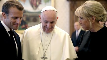 Emmanuel et Brigitte Macron rencontrent le pape François au Vatican, mardi 26 juin 2018. (ALESSANDRA TARANTINO / POOL)