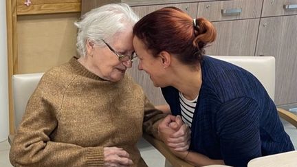 Anne-Sophie Thieblemont, aide-soignante, et Paulette, résidente de l'Ehpad du Hameau la Loupière à Briennon-sur-Armançon dans l'Yonne. (ANNE-LAURE DAGNET)