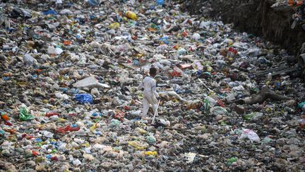 Une décharge de plastique à New Delhi, en Inde, le 30 mai 2018.&nbsp; (DOMINIQUE FAGET / AFP)