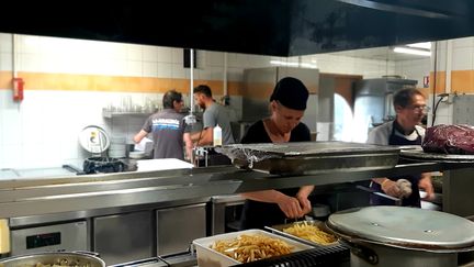 Vira dans les cuisines du restaurant marseillais "Le Gratinée", le 23 mai 2022. (VALENTIN DUNATE / RADIO FRANCE)