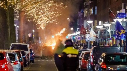 Un groupe d'opposants au couvre-feu affronte la police, le 25 janvier 2021 à Rotterdam, aux Pays-Bas. (MARCO DE SWART / ANP / AFP)