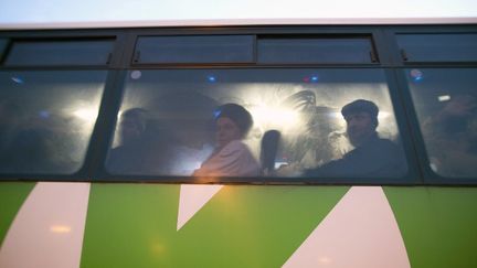 Des travailleurs palestiniens assis dans la nouvelle ligne de bus lanc&eacute;e pour eux par Isra&euml;l entre la Cisjordanie et Tel Aviv, le 4 mars 2013. &nbsp; (MENAHEM KAHANA / AFP)