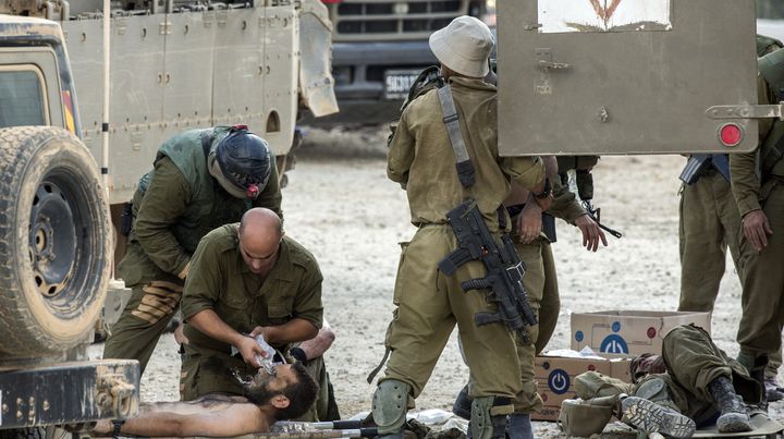 L'arm&eacute;e isra&eacute;lienne soigne ses bless&eacute;s &agrave; la fronti&egrave;re avec Gaza, le 20 juillet 2014. (JACK GUEZ / AFP)