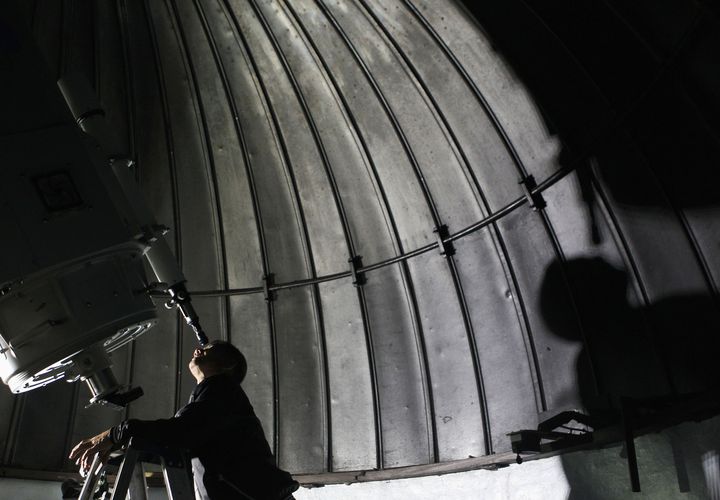 Le m&eacute;t&eacute;orologue Hermie Quinto observe l'ast&eacute;ro&iuml;de 2012 DA 14 dans son t&eacute;l&eacute;scope &agrave; Manille, aux Philippines, le 16 f&eacute;vrier 2013. (CHERYL RAVELO / REUTERS)