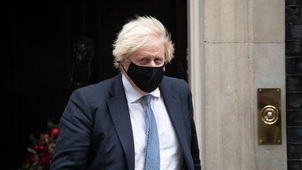 Boris Johnson quitte Downing Street à Londres, le 8 décembre 2021. (MI NEWS / NURPHOTO)