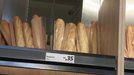 Les boulangers sont en colère contre l'enseigne Lidl, qui a récemment annoncé que&nbsp;ses&nbsp;supermarchés proposeraient des baguettes de pain à&nbsp;29&nbsp;centimes par pièce. L'enseigne Leclerc s'était attiré les foudres des boulangers et des agriculteurs pour le même motif. (CAPTURE ECRAN FRANCE 2)