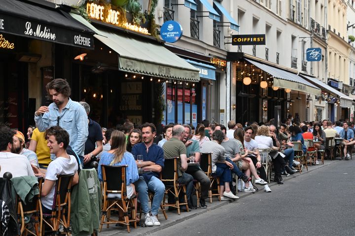 Des terrasses de restaurants parisiens, le 2 juin 2020, jour de la phase 2 du déconfinement. (BERTRAND GUAY / AFP)