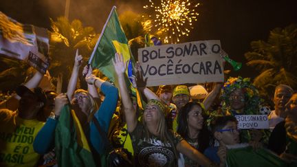 Des brésiliens célèbrent la victoire de Jair Bolsonaro à l'élection présidentielle, le 28 octobre 2018. (MAURO PIMENTEL / AFP)