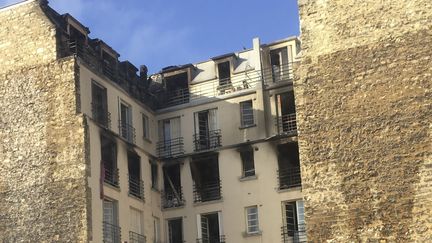 L'immeuble de la rue Erlanger a été ravagé par les flammes. (PHILIPPE DE POULPIQUET / MAXPPP)