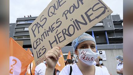 Une soignante manifeste devant l'hôpital de Strasbourg, le 30 juin 2020. (FREDERICK FLORIN / AFP)