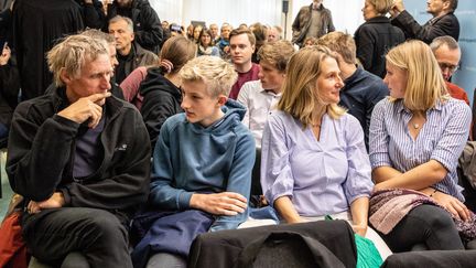 La famille Backsen (Sophie, à l'extrème droite) au tribunal administratif de Berlin, poursuivent le gouvernement allemand sur sa politique climatique, le 31 octobre 2019. Photo d'illustration. (OMER MESSINGER / EPA / MAXPPP)