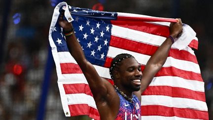 Le sprinteur américain Noah Lyles après la finale du 100 mètres aux Jeux olympiques de Paris, le 4 août 2024. (JEWEL SAMAD / AFP)