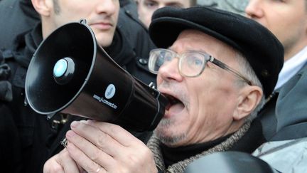 L'opposant et &eacute;crivain Edouard Limonov lors d'une manifestation anti-Poutine, le 10 d&eacute;cembre 2011 &agrave; Moscou (Russie). (ALEXANDER NEMENOV / AFP)