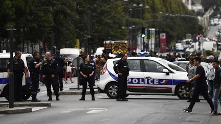 Des policiers bloquent une rue de Villejuif (Val-de-Marne), le 6 septembre 2017. (CHRISTOPHE SIMON / AFP)