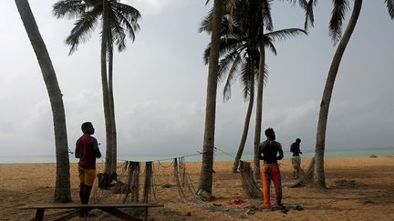 En 2019, un nouveau port a été inauguré. Mais "les communautés de pêcheurs craignent que ce nouveau port ne nuise à ceux qu'il est censé aider, en augmentant l'érosion, faisant reculer les bancs de poissons plus au large et forçant les habitants à se déplacer vers l'intérieur des terres", précise l’AFP.&nbsp; &nbsp; &nbsp; (LUC GNAGO / REUTERS)